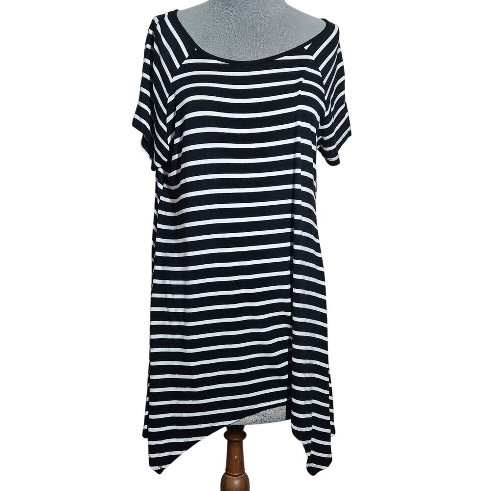 Black and White Striped Short Sleeve Tee Size Large